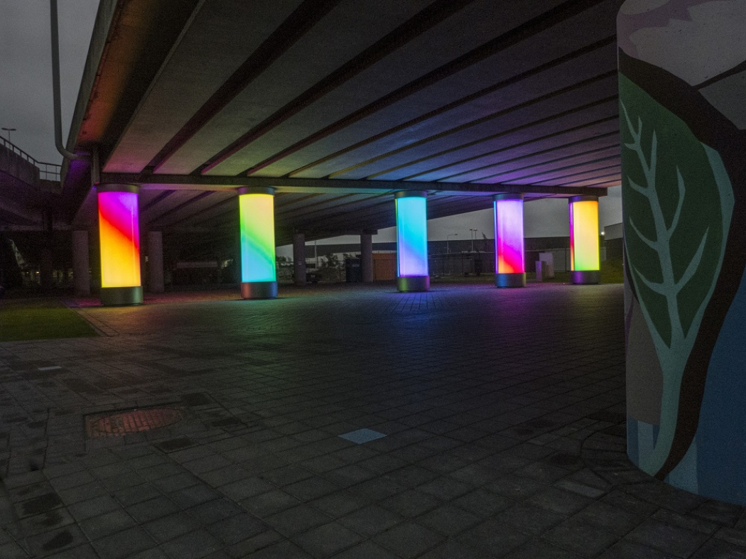 Lichtkunst tovert grauwe viaduct om tot gezellige plek