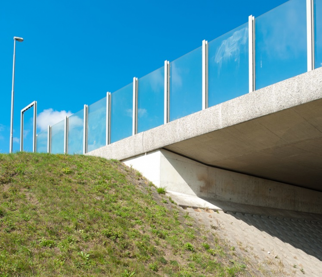 Groentaludsteen geeft viaduct kleur