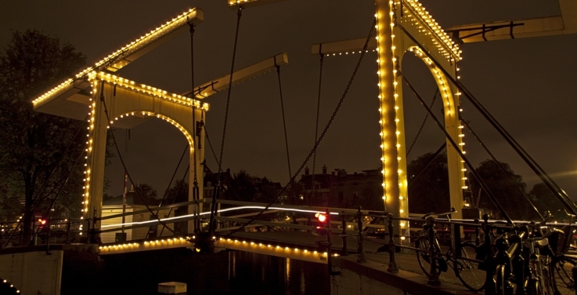 Verlichting Amsterdamse bruggen moet energiezuiniger