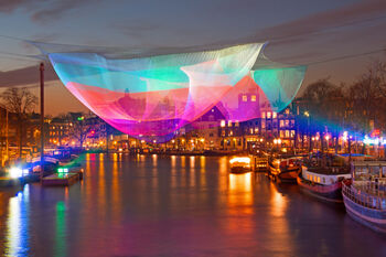Amsterdam baadt in lichtkunst