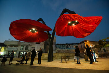 De WARDE lichtmasten in de avond. Copyright: Dor Kedmi, 2014