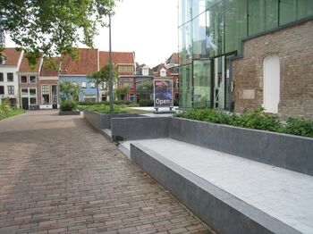 Op het Lamme van Dieseplein in Deventer werd bij de toch al op handen zijnde herinrichting waterpasserende verharding toegepast.,