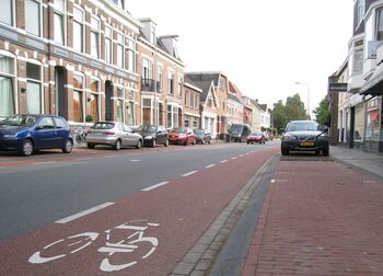 Verlaagde Brinkgeverweg door parkeerband