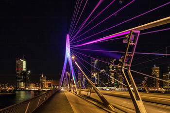 Verlichte Erasmusbrug icoon voor Rotterdam
