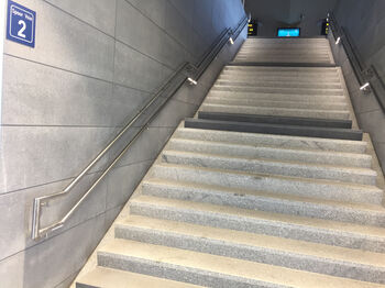 Verlichte trapleuningen in de openbare ruimte