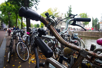 Amsterdam ontdoet openbare ruimte van deelfietsen