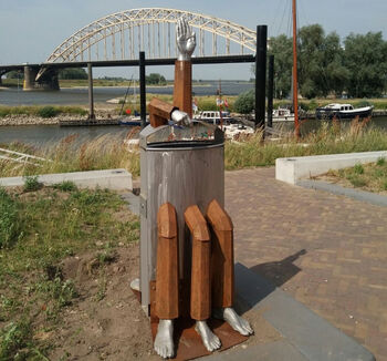 Bin-art objecten sieren de Waalkade van Nijmegen