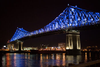 Veelbesproken lichtsysteem onthuld op brug Montreal