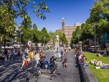 Amsterdamse pleinen poetsen imago op