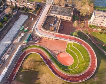 Dafne Schippersbrug leidt fietsers over daktuin van school