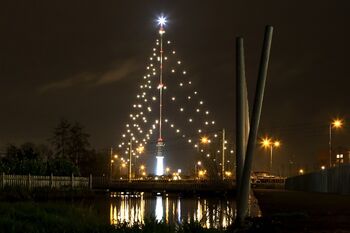 Grootste kerstboom van Nederland nu duurzaam verlicht