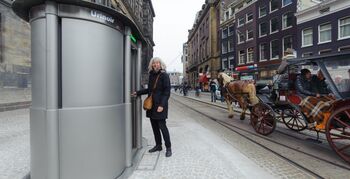 Eerste vrouwenurinoir ter wereld op de Dam in Amsterdam