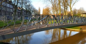 Superslanke brug over Excercitiesingel Rotterdam