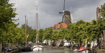 Primeur voor Schiedam met oranje ledverlichting