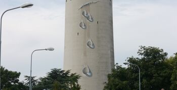 Levensechte druppels sijpelen uit watertoren in Oostburg