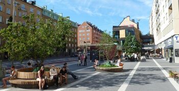 Ronde boomeilanden op vernieuwde Hornstull torg in Stockholm
