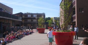 Wijkbewoners en kinderen Arenberg adopteren bomen