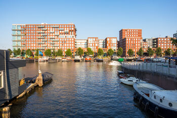 Luchtbellenscherm zuivert Amsterdamse grachten