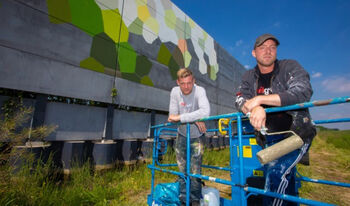 Geluidsscherm langs A27 kleurt zich rijk met graffiti