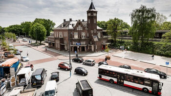 Scholieren helpen bij herinrichting Stationsplein Weert