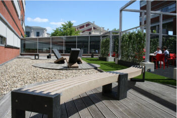 Stijlvol en duurzaam parkmeubilair voor patio provinciehuis
