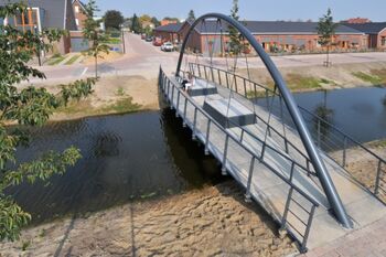 Fiets- en loopbrug als ontmoetingsplek