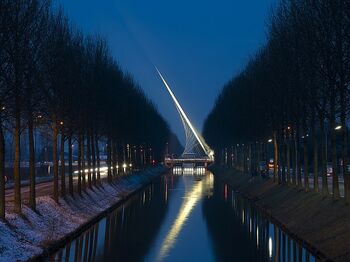 Uniek lichtbeeld Calatravabruggen Hoofddorp