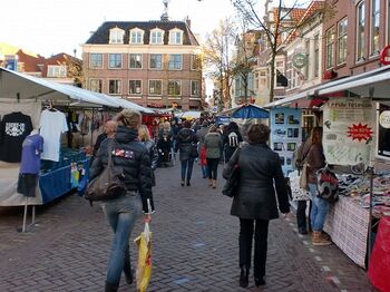Markt en kermis in winkelstraat Alkmaar