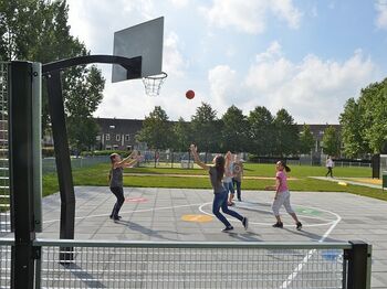 Schoolplein Schiedam wordt sportveld