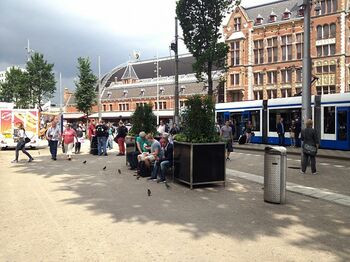 Nieuw meubilair stationsplein Amsterdam