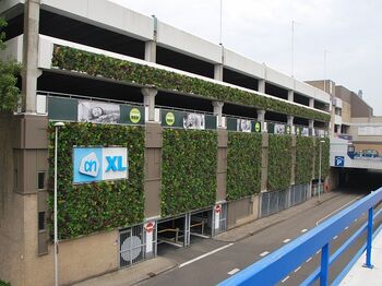 Grijze parkeergarage nu weelderig groen