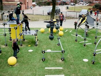 Primeur parkour openbaar schoolplein De Lunetten