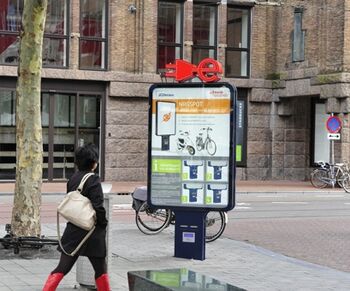 Reclamezuil met oplaadpunt in A'dam