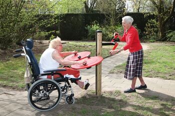 Beweegtuin uitgebreid met twee nieuwe beweegtoestellen