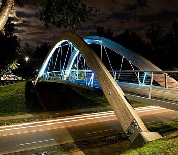 Voetgangersbrug in Landgraaf kleurrijk aangelicht