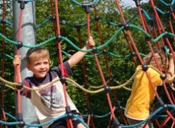 Kinderen kiezen speeltoestellen