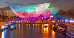 Amsterdam baadt in lichtkunst