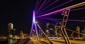 Verlichte Erasmusbrug icoon voor Rotterdam