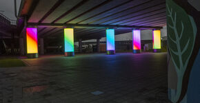 Lichtkunst tovert grauwe viaduct om tot gezellige plek