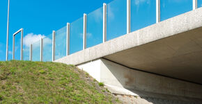 Groentaludsteen geeft viaduct kleur