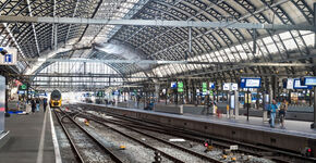 Tienduizenden liters verf nodig voor schilderbeurt Amsterdam Centraal