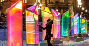 Metershoge prisma’s hullen steden in regenbooggloed