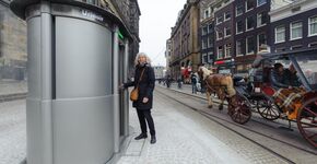Eerste vrouwenurinoir ter wereld op de Dam in Amsterdam