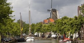 Primeur voor Schiedam met oranje ledverlichting