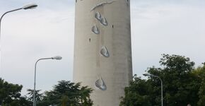 Levensechte druppels sijpelen uit watertoren in Oostburg