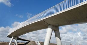 Comfortabele fietsbrug over N242 Heerhugowaard