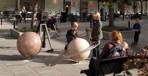 Toverlantaarn en planeten op nieuw C. Huygensplein