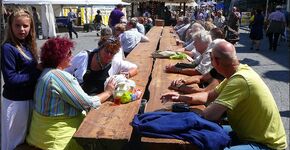 Kunstwerk mega picknicktafel verhuist