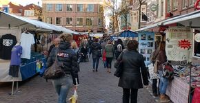 Markt en kermis in winkelstraat Alkmaar