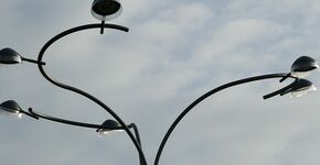 Sierlijke lichtmast op nieuwe rotonde Zwolle